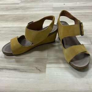 NWOT Taos comfortable mustard, yellow, cork bed, wedge sandals suede size 40